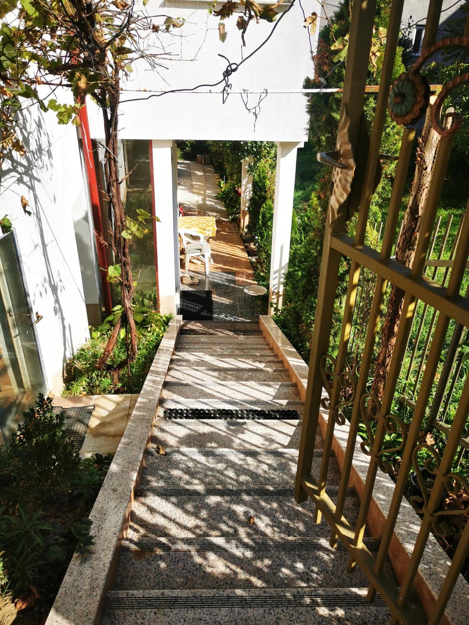 Rest & Recharge 4Bdr Apt- Free Parking, Ac & Garden Sarajevo Bagian luar foto